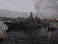 Ракетный крейсер "Москва" выходит из гавани Валетты, 24 сентября 2004 года 05:42