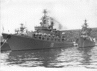 Ракетный крейсер "Слава" и большой противолодочный корабль "Красный Крым" в Севастополе, 1989 год