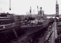Ракетный крейсер "Москва" в Северном доке в Севастополе, 2003 год