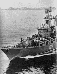 Ракетный крейсер "Маршал Устинов" на выходе из Кольского залива, 1984 год.
