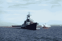 Ракетный крейсер "Маршал Устинов" входит в Норфолк (США), 21 июля 1989 года