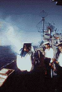 Ракетный крейсер "Маршал Устинов" салютует при входе в Норфолк (США), 21 июля 1989 года