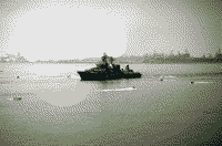 Ракетный крейсер "Маршал Устинов" уходит из Норфолка (США), 25 июля 1989 года
