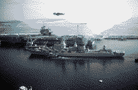 Ракетный крейсер "Маршал Устинов" входит в Мэйпорт (США), 16 июля 1991 года