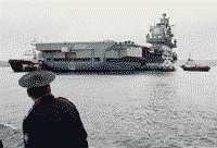 Тяжелый авианесущий крейсер "Адмирал Флота Советского Союза Кузнецов" готовится к выходу в море, 20 сентября 2004 года 20:39