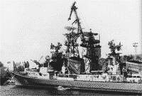 Большой противолодочный корабль "Комсомолец Украины" у 12 причала ведет загрузку ЗУР, 11 мая 1990 года