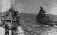 Большой противолодочный корабль "Сообразительный" принимает топливо с танкера "Десна"