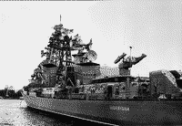 Большой противолодочный корабль "Сообразительный" у Минной стенки в Севастополе, 1976 год