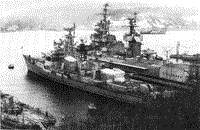 Сторожевой корабль "Решительный" и крейсер "Михаил Кутузов" на консервации, Севастополь, март 1992 года