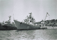 Плавбаза "Волга", БДК польской постройки и сторожевой корабль "Решительный" у 14 причала Северной стороны в Севастополе, 1996 год