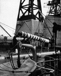Передача учебной торпеды с ЭМ "Бывалый" на борт БПК "Красный Крым", начало 1971 года