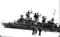 Большой противолодочный корабль "Красный Крым" и морской тральщик "МТ-68", у Графской пристани в Севастополе, май 1977 года