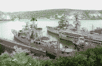 Большой противолодочный корабль "Азов" и легкий крейсер "Михаил Кутузов" на отстое в Севастополе, 2000 год