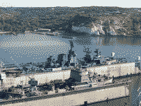 Большой противолодочный корабль "Керчь" и большой десантный корабль "Николай Фильченков" в плавдоках "ПД-30" и "ПД-8" в Севастополе, 2 сентября 2008 года 08:46