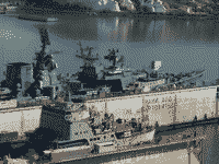 Большой противолодочный корабль "Керчь" и большой десантный корабль "Николай Фильченков" в плавдоках "ПД-30" и "ПД-8" в Севастополе, 2 сентября 2008 года 08:50