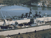 Большой противолодочный корабль "Керчь" и большой десантный корабль "Николай Фильченков" в плавдоках "ПД-30" и "ПД-8" в Севастополе, 2 сентября 2008 года 08:45