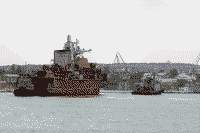 Буксировка большого противолодочного корабля "Очаков" в Северной бухте Севастополя, 20 сентября 2008 года 14:59