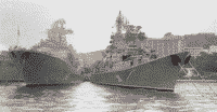Большие противолодочные корабли "Адмирал Пантелеев" и "Петропавловск" у 33-го причала во Владивостоке, 9 августа 1993 года