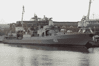 Большой противолодочный корабль пр 1155 "Вице-адмирал Кулаков" у достроечной стенки "Северной Верфи" в Санкт-Петербурге, май 2006 года