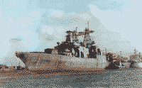 Большой противолодочный корабль пр 1155 "Вице-адмирал Кулаков" совершает под буксирами переход из Кронштадта в Санкт-Петербург, 9 июня 2000 года