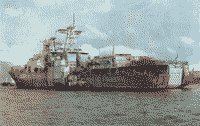 Большой противолодочный корабль пр 1155 "Вице-адмирал Кулаков" совершает под буксирами переход из Кронштадта в Санкт-Петербург, 9 июня 2000 года