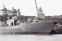 Большой противолодочный корабль пр. 1155 "Вице-адмирал Кулаков" у достроечной стенки "Северной Верфи" в Санкт-Петербурге, 26 мая 2007 года