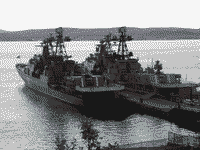 Большие противолодочные корабли "Маршал Василевский" и "Адмирал Харламов" в Североморске, 27 июля 2003 года