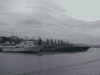 Госпитальное судно "Иртыш" и БПК "Адмирал Трибуц" во Владивостоке, июль 2004 года