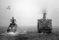Большой противолодочный корабль "Адмирал Трибуц" и американский танкер "Пекос" в Персидском заливе, 1992 - 1993 годы