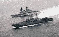 Большой противолодочный корабль "Адмирал Левченко" и американский эсминец О'Бэннон  во время совместных учений, 1 июля 1992 года