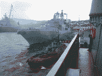 Большой противолодочный корабль "Адмирал Левченко" и рейдовый буксир "РБ-265" в Североморске