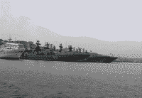 Корабли ТОФ во Владивостоке. Слева направо - госпитальное судно "Иртыш", БПК "Адмирал Виноградов", БПК "Адмирал Пантелеев", 19 авгутса 2004 года, 10:22