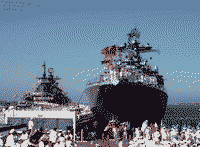 Большой противолодочный корабль "Адмирал Виноградов" и эскадренный миноносец "Боевой" во время визита в Сан-Диего, 31 июля 1990 года