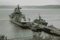 Большой противолодочный корабль "Адмирал Харламов" и малый противолодочный корабль "Юнга" у причала в Североморске, 29 июля 2006 года 12:56