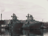 Большые противолодочные корабли "Североморск" и "Адмирал Харламов" у причала в Североморске, 13 октября 2006 года 16:08