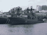 Большие противолодочные корабли "Адмирал Пантелеев" и "Адмирал Виноградов" во Владивостоке, 5 июля 2007 года