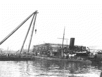 Подъём кормовой части "Лейтенанта Буракова" с помощью плавучего крана у стенки Морского завода в Порт-Артуре, весна 1904 года