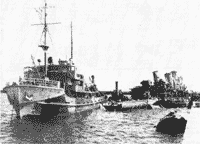 Буксировка поднятого лидера "Минск" в док "Трех эсминцев", Кронштадт, август 1942 года