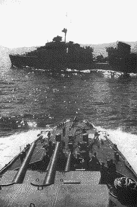 Эсминец "Сообразительный" проходит прямо по курсу лидера "Ташкент", апрель 1942 года