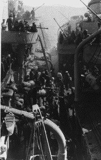 Переход раненых и эвакуированных из Севестополя с ЛД "Ташкент" на ЭМ "Сообразительный", 27 июня 1942 года
