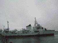 Китайский эсминец "Чанчунь" (бывший "Решительный") в отстое в районе города Рушань, 10 августа 2007 года
