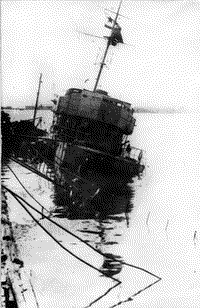 Затопленный эскадренный миноносец "Бдительный" в Новороссийске, июль 1942 года