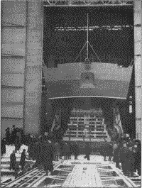 Заказ "С-614" выволят из эллинга, завод имени Жданова, Ленинград, январь 1951 года