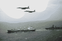 Танкер "Борис Бутома" и большой противолодочный корабль проекта 57-А "Гневный" в Тихом океане, 9 февраля 1983 года