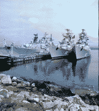 ЭМ и БПК Северного флота в базе. Слева направо - "Гремящий", "Отчаянный", "Смышленый" и "Сообразительный", 1985 год