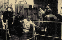 Откачка воды из трюма 3-го котельного отделеня радио-водителя "Выстрел", 13 июля 1946 года