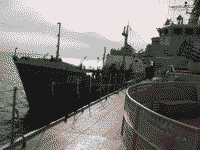 Украинский фрегат "Гетман Сагайдачный" и малый морской танкер пр. 1844 "Фастов" во время перехода из Николаева в Севастополь, 16 ноября 2007 года