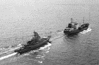 Сторожевой корабль "Разящий" заправляется в море, январь 1987 года