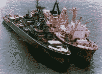 Сторожевой корабль "Дружный" с танкером в Северной Атлантике, июнь 1993 года