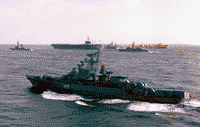 Сторожевой корабль проекта 1135 "Жаркий" ведет наблюдение за американским авианосцем "Нимитц" и его эскортом, 5 февраля 1979 года